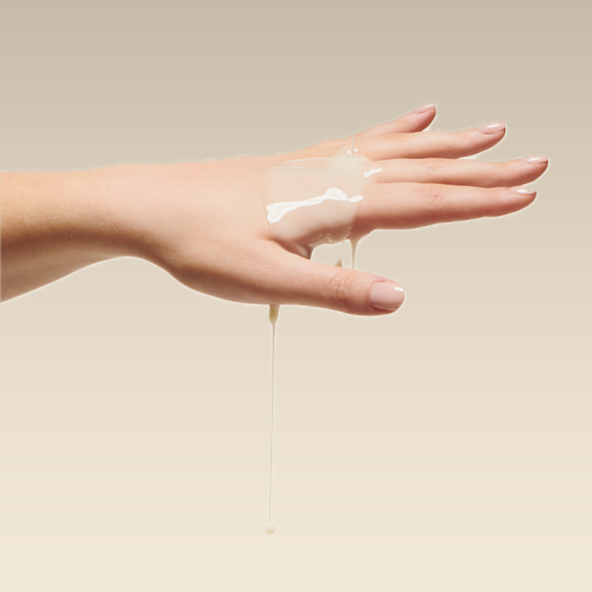 Vitamin C Serum, Produkttextur fließt durch Hand, Glow Boosting Face Serum