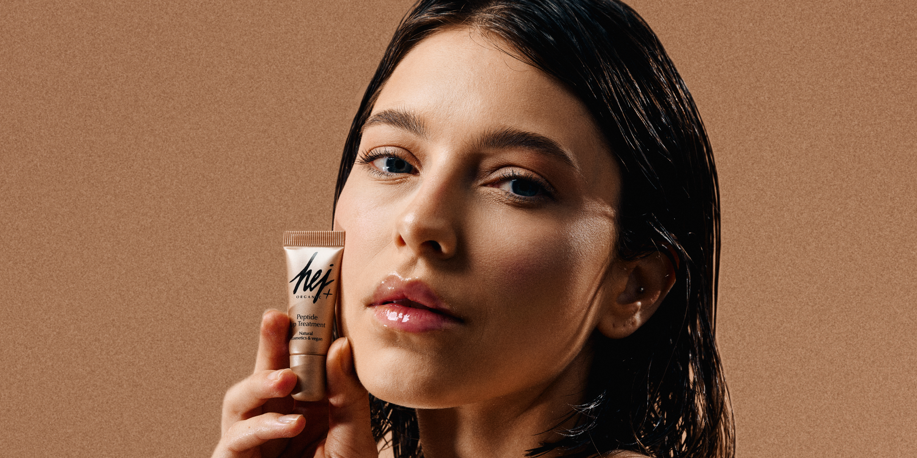 HEJ ORGANIC+, Model hält Lippenpflege, HEJ ORGANIC