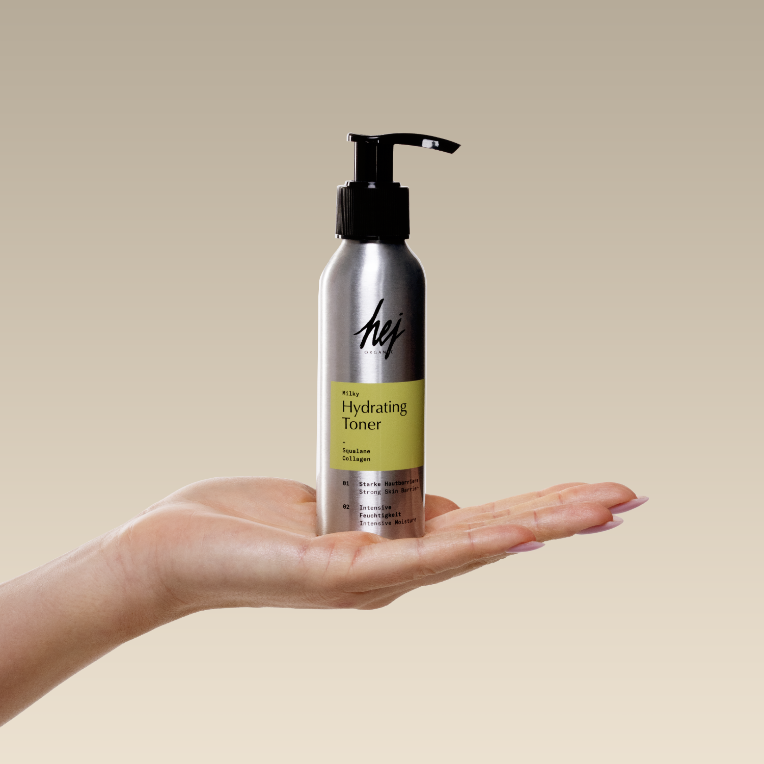 Skin Longevity, Hand mit Hydrating Milky Toner, HEJ ORGANIC