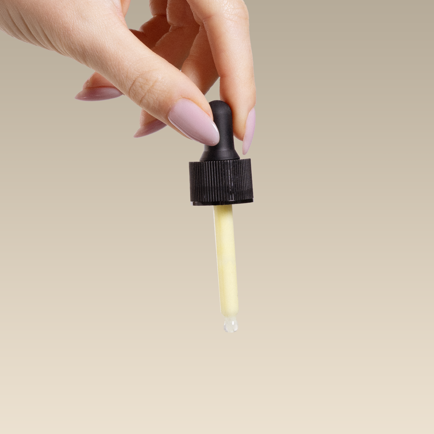 Skin Longevity, Hand mit Firming Retinal Serum, HEJ ORGANIC