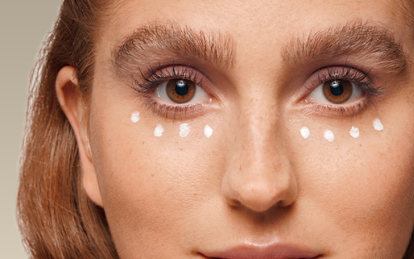 augencreme für empfindliche haut, Model benutzt Produkt, HEJ ORGANIC