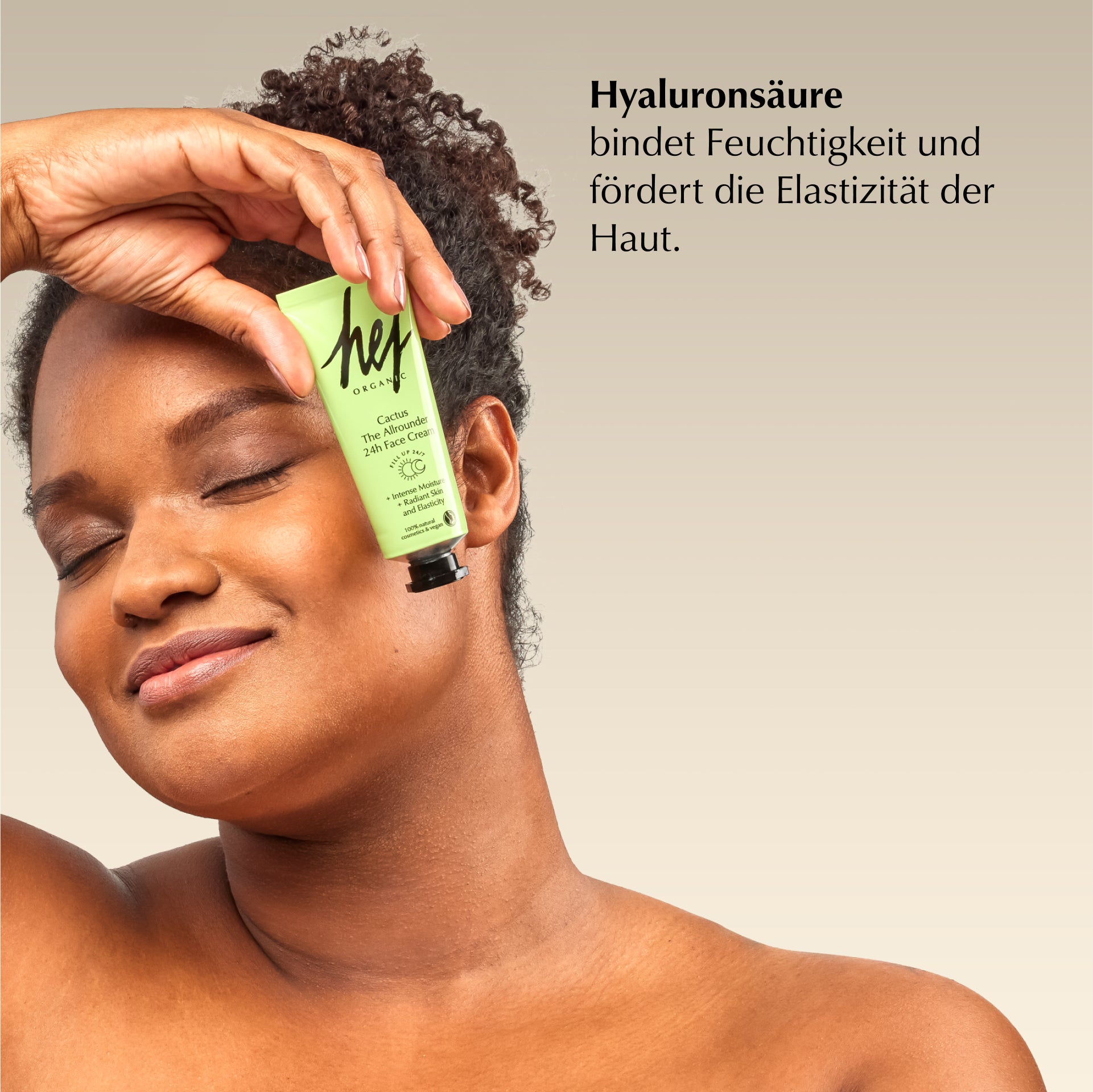gesichtscreme mit hyaluron, Model mit Produkt, HEJ ORGANIC