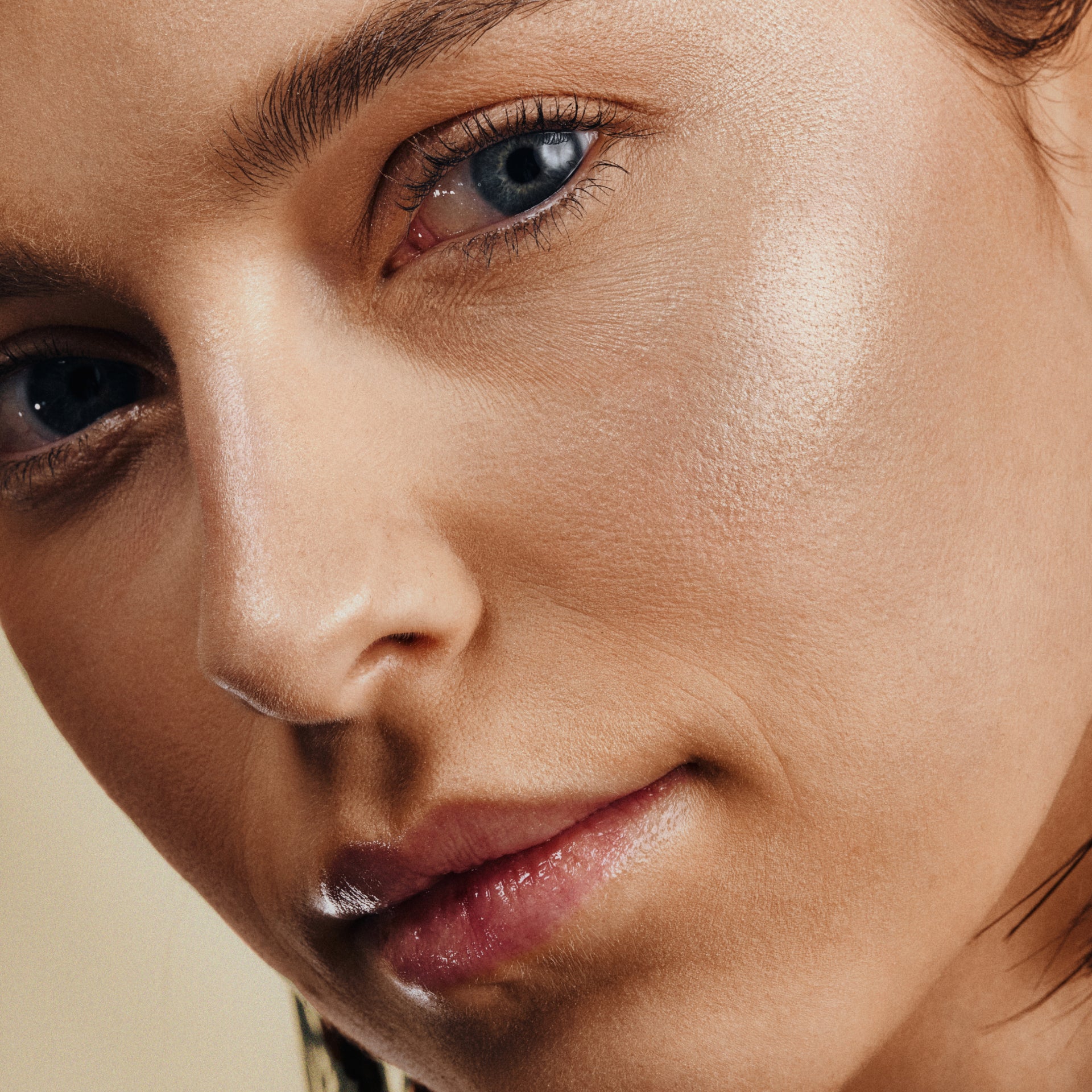 Glow drops, Model mit Produkt, HEJ ORGANIC