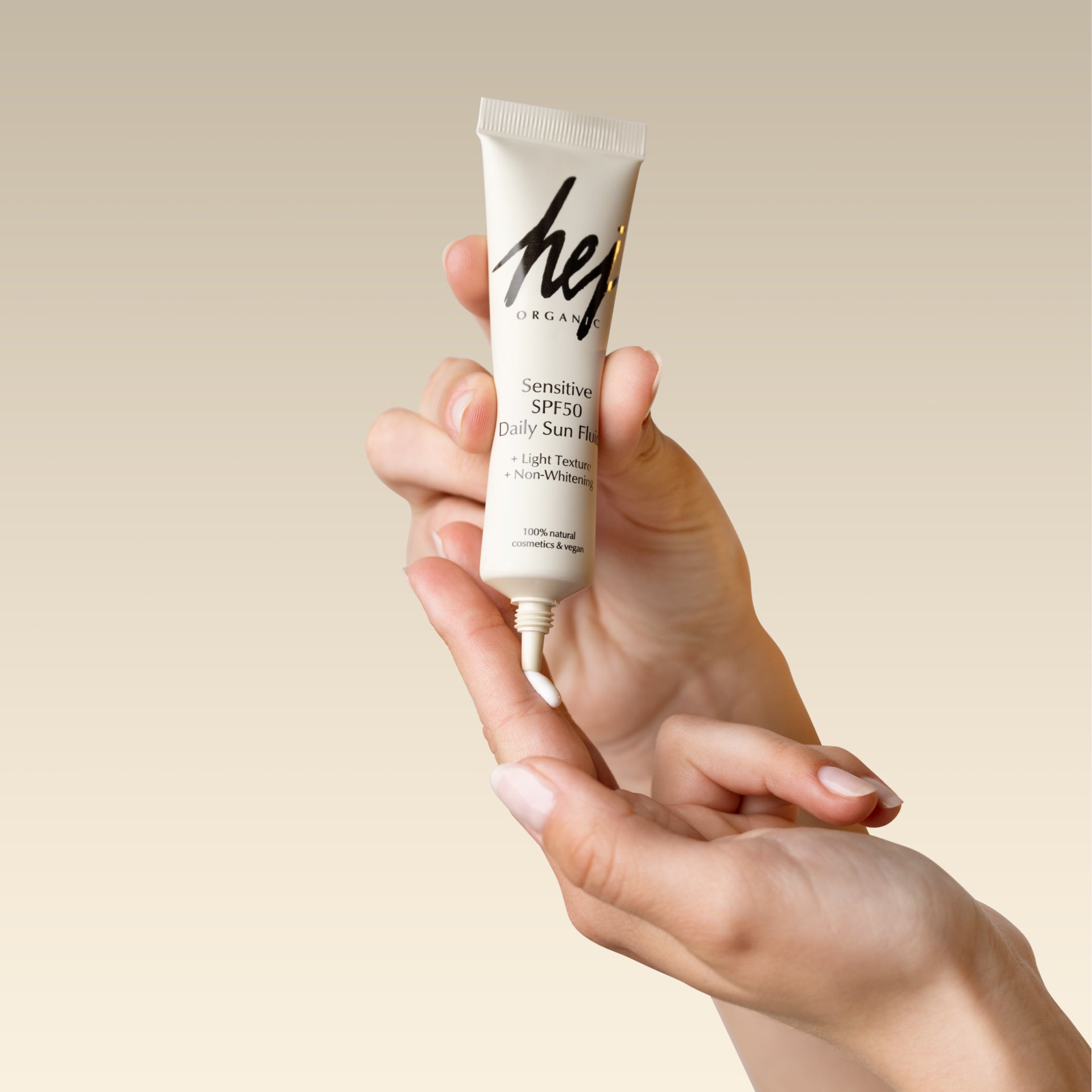 LSF 50 Sonnencreme, Produkt in Hand, HEJ ORGANIC