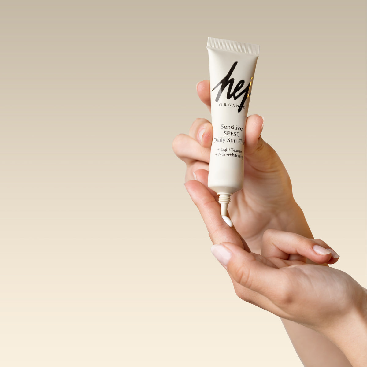 LSF 50 Sonnencreme, Produkt in Hand, HEJ ORGANIC