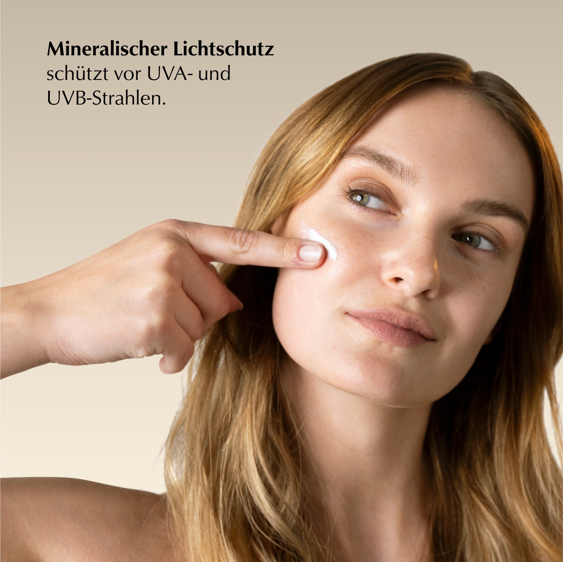 LSF 50 Sonnencreme, Model wendet Produkt an, HEJ ORGANIC