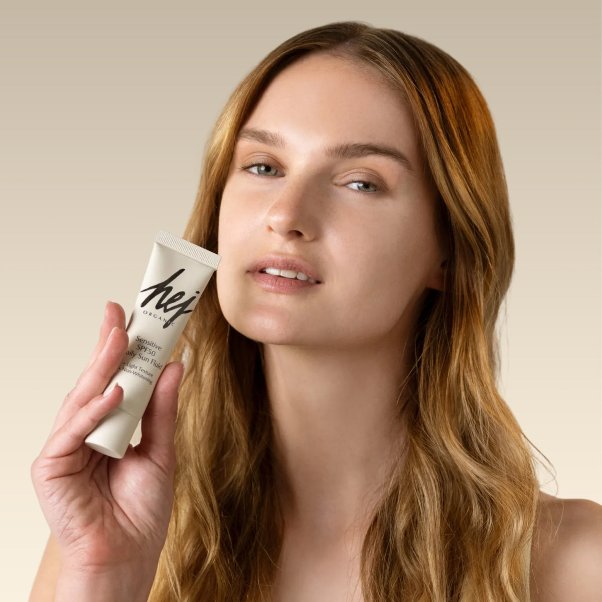 LSF 50 Sonnencreme, Model zeigt Produkt, HEJ ORGANIC