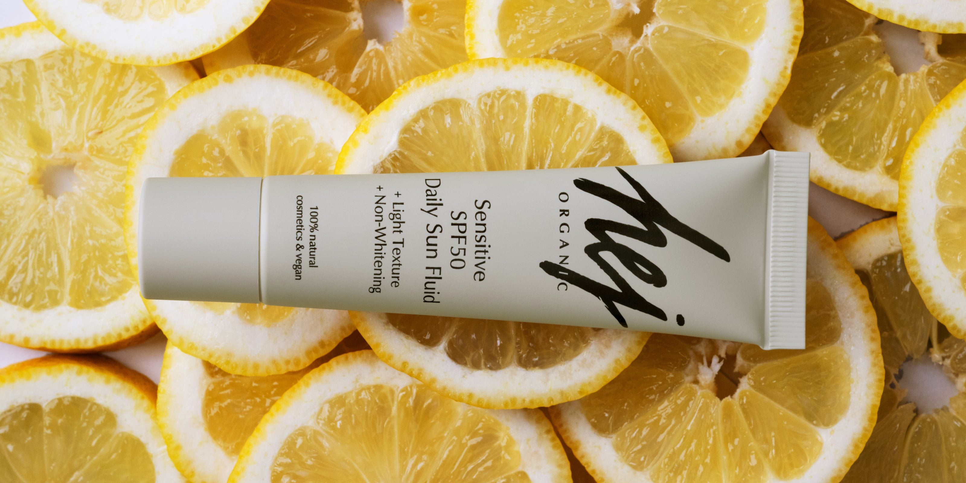 LSF 50 Sonnencreme, Produkt auf Zitronen, HEJ ORGANIC