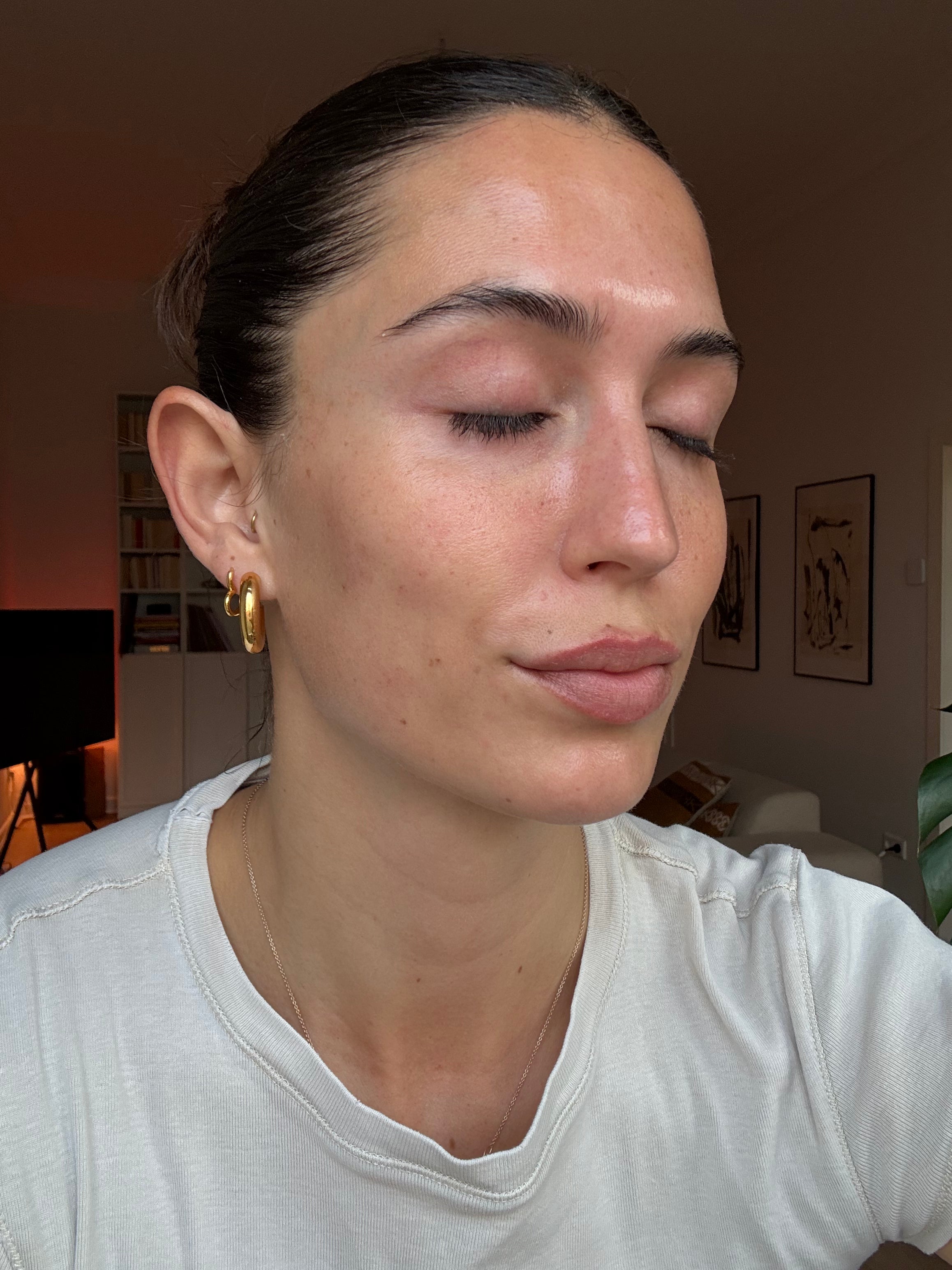 Sensitive 24h Face Cream, Model vor Anwendung, HEJ ORGANIC