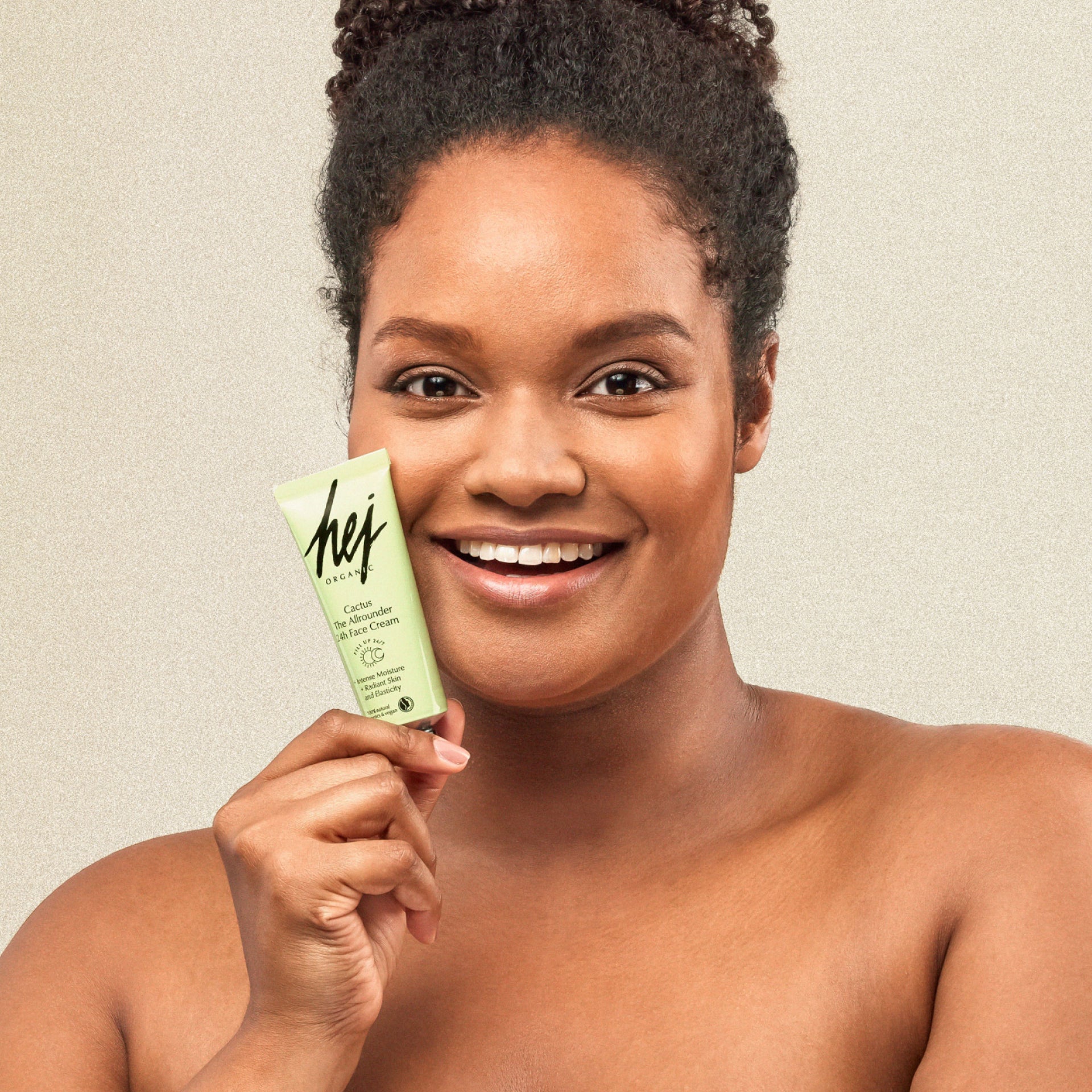 Gesichtscreme mit hyaluron, Model mit Produkt, HEJ ORGANIC