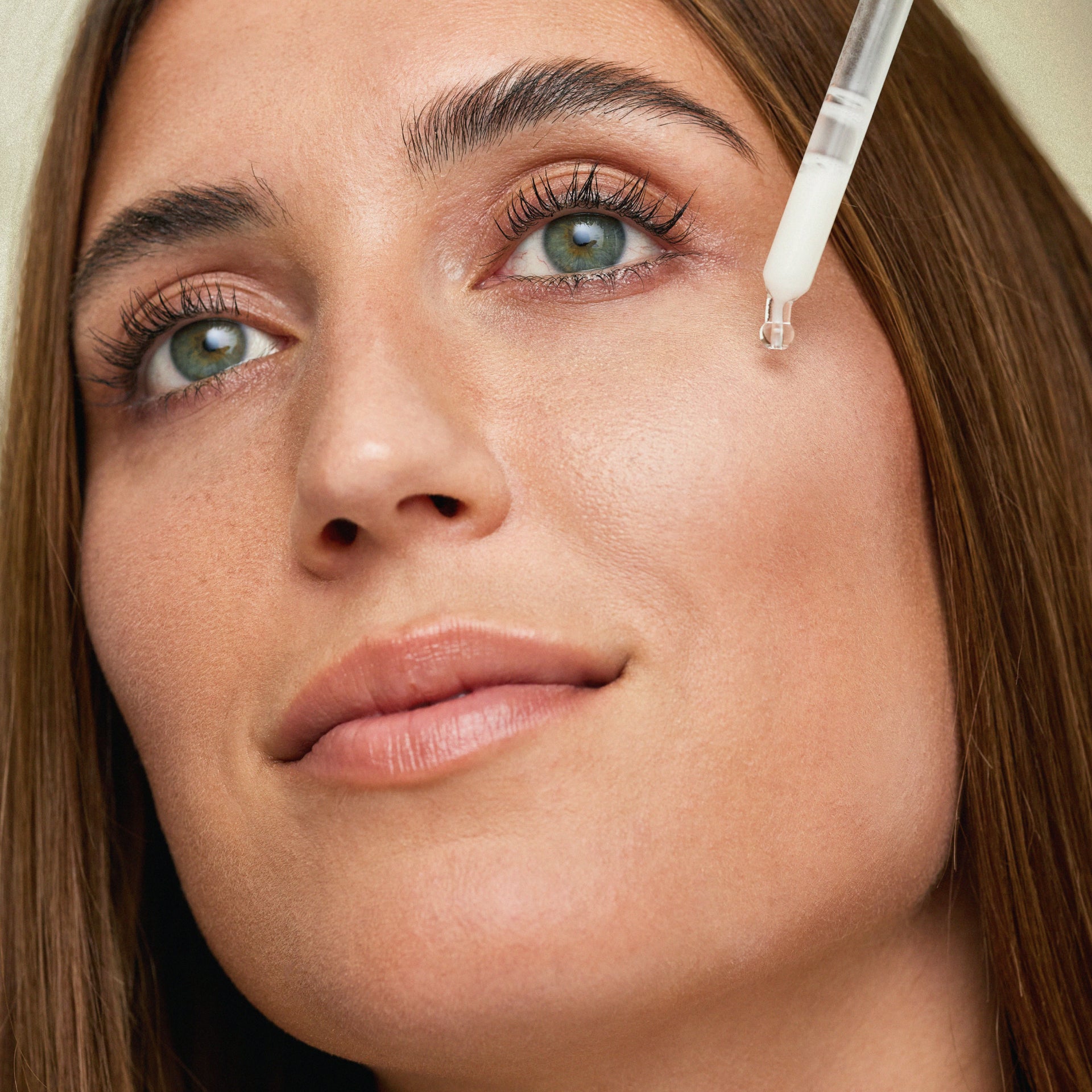 Vitamin c serum, Model benutzt Produkt, HEJ ORGANIC