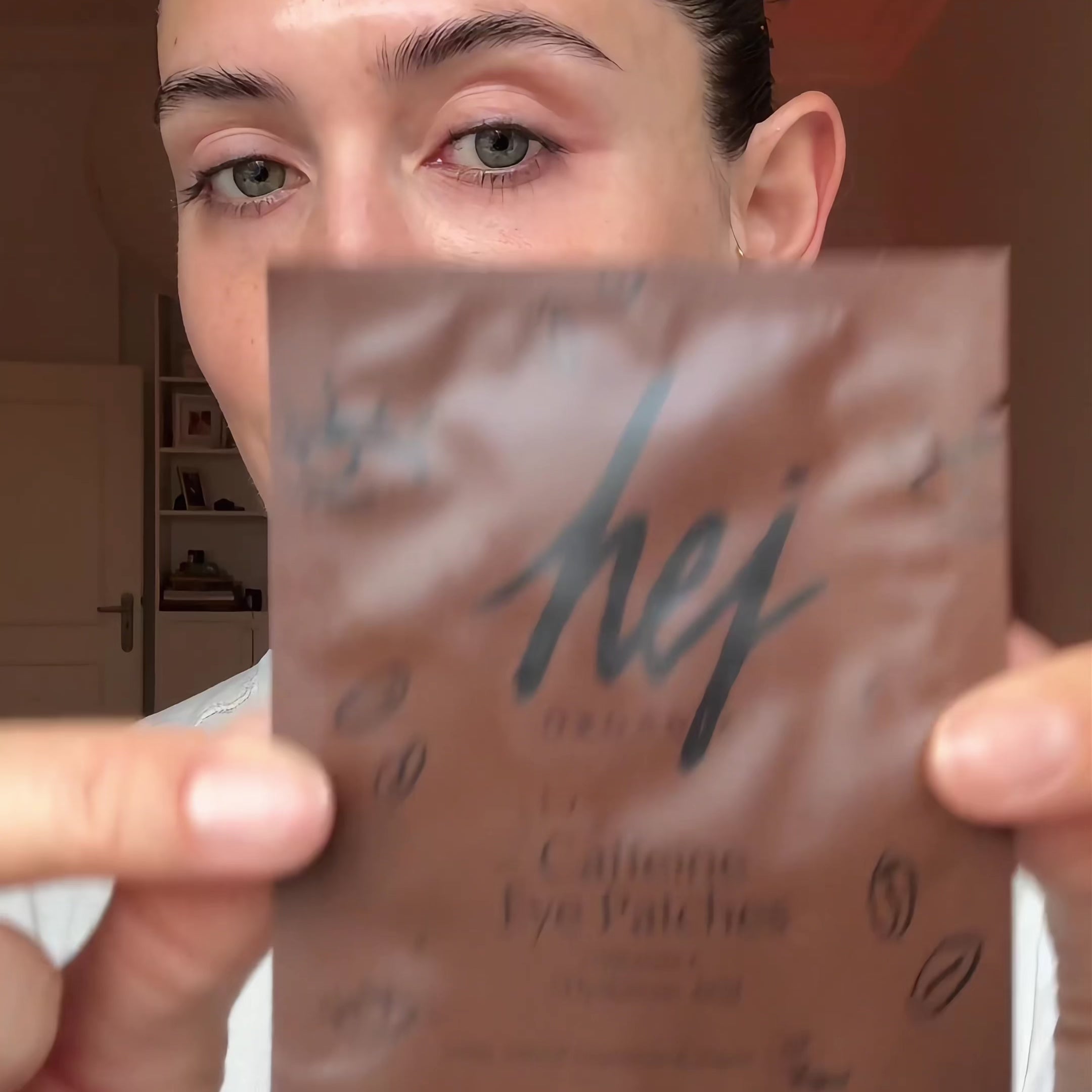 Koffein, Vitamin C & Hyaluron Augenpads, Anwendungsvideo Model, HEJ ORGANIC