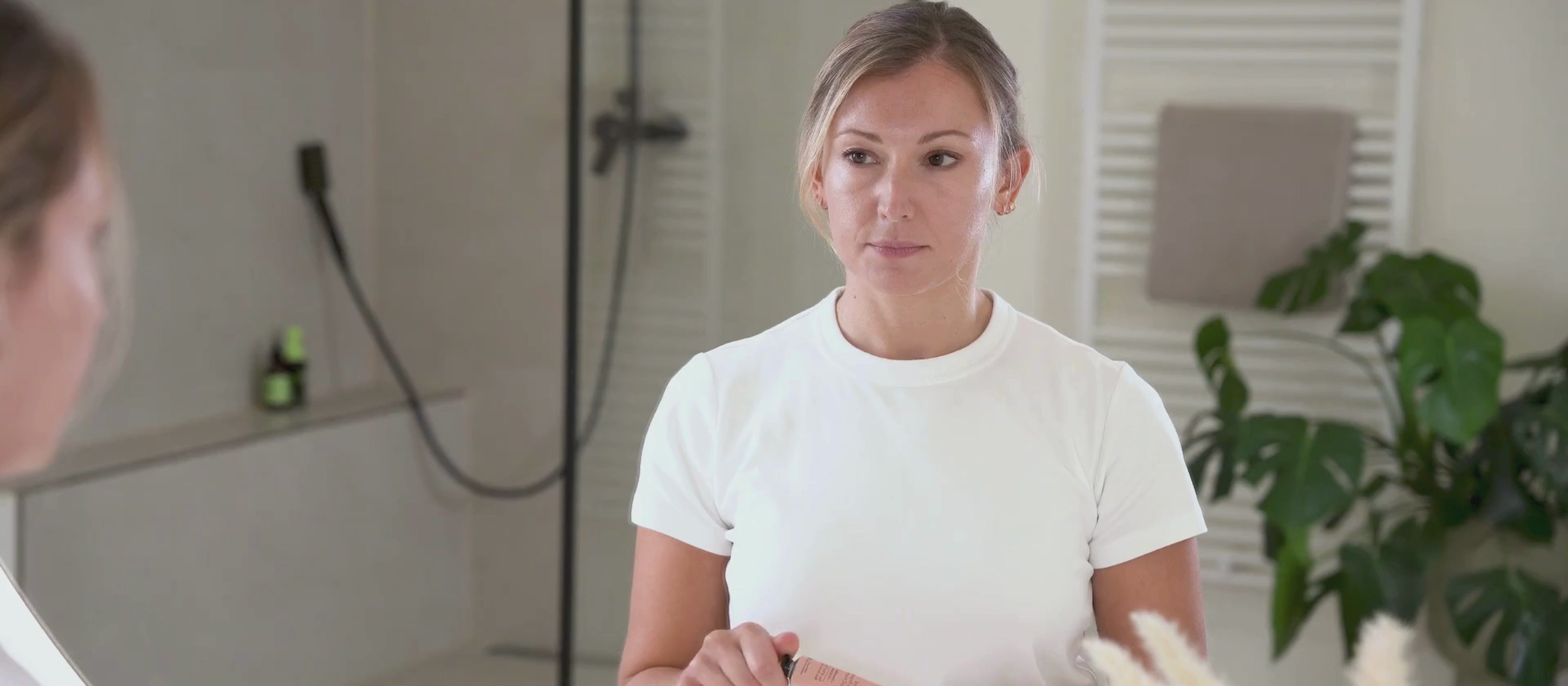 Ceramide Creme, Model wendet Produkt an, HEJ ORGANIC