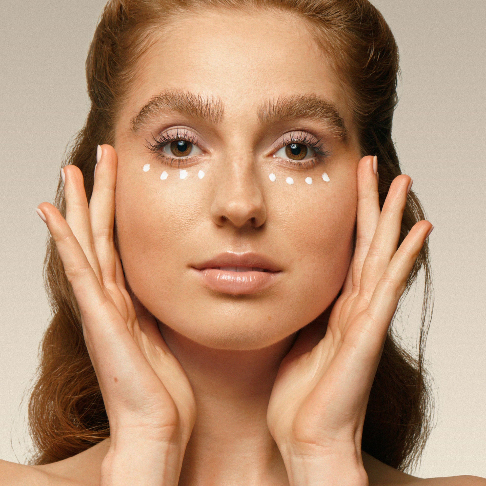 augencreme für empfindliche haut, Model benutzt Produkt, HEJ ORGANIC